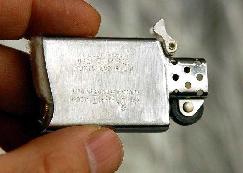 215 3 Bên trong zippo.jpg